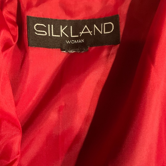 “SILKLAND WOMAN” SILKY RED FLORAL BEADED LONG BLOUSE. - Picture 9 of 12